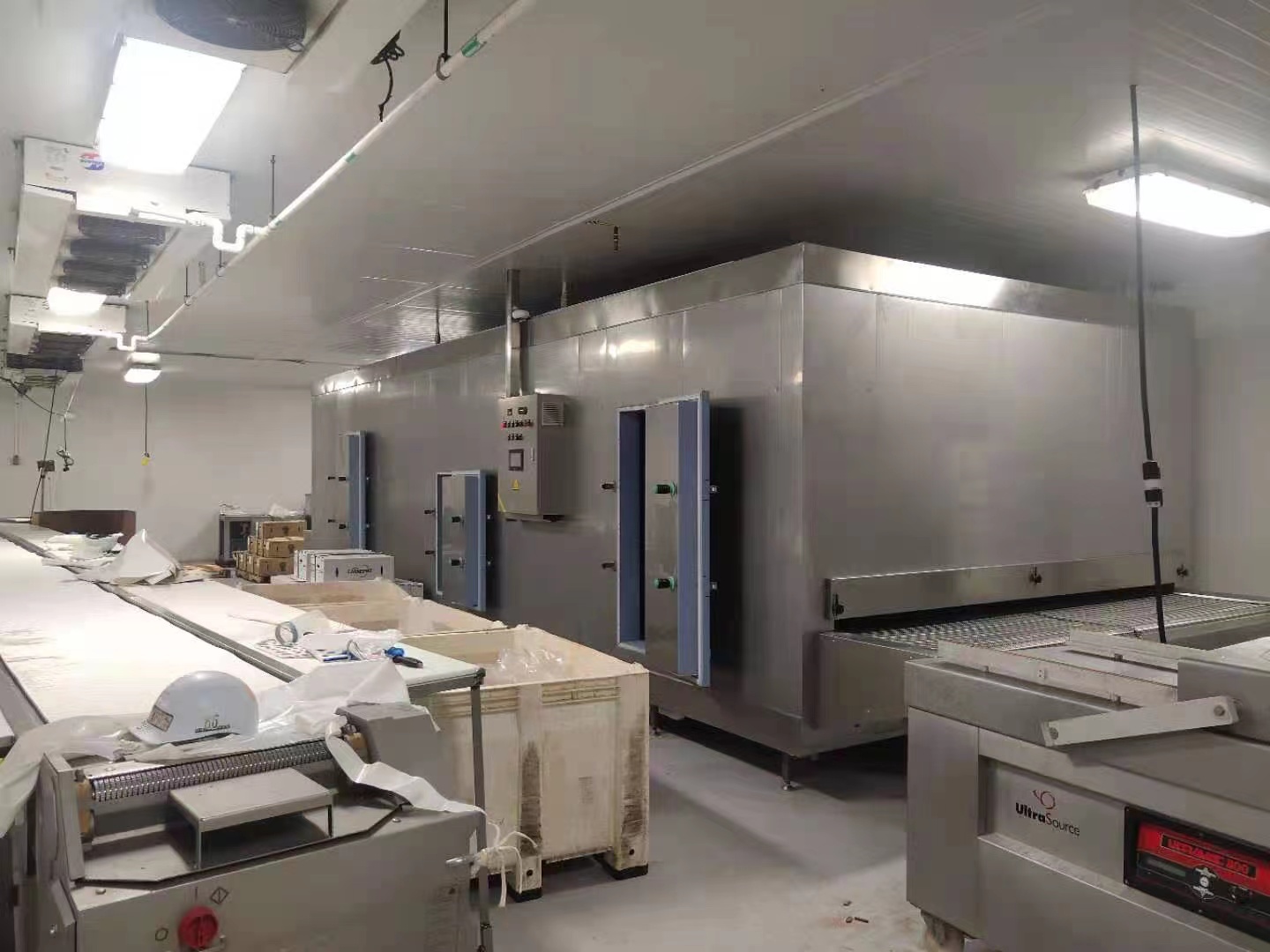 中國首位台冷鏈速凍隧道冷凍機FSW400型，配備氟利昂製冷系統，適用於各種冷凍食品